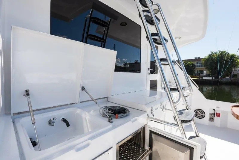 Slide: The Image of Hatteras 60 SALT RUSH - Cockpit 2000 Hatteras 60 SALT RUSH - 7867230