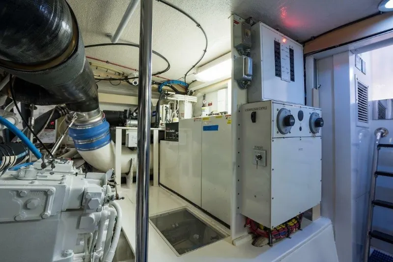 Slide: The Image of Hatteras 60 SALT RUSH - Engine Room 2000 Hatteras 60 SALT RUSH - 7867269