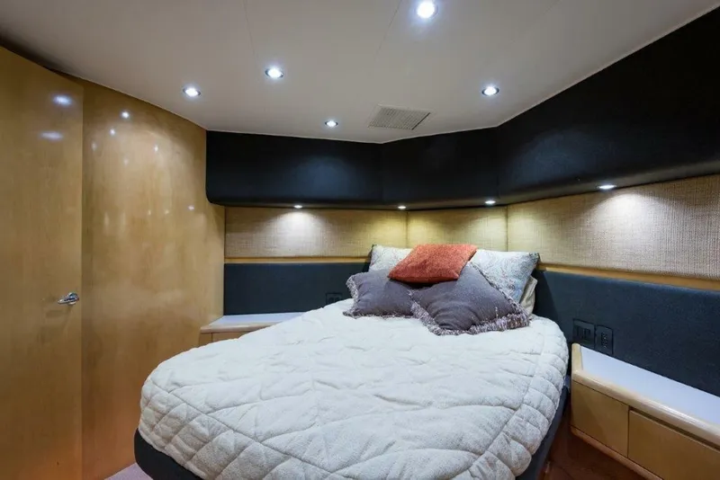 Slide: The Image of Hatteras 60 SALT RUSH - Master Stateroom 2000 Hatteras 60 SALT RUSH - 7867247