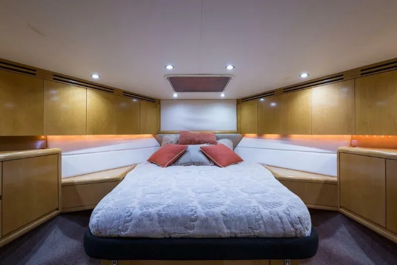 Slide: The Image of Hatteras 60 SALT RUSH - Forward Guest Cabin 2000 Hatteras 60 SALT RUSH - 6114943
