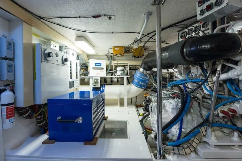 Slide: The Image of Hatteras 60 SALT RUSH - Engine Room 2000 Hatteras 60 SALT RUSH - 6114995