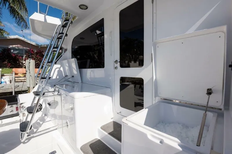 Slide: The Image of Hatteras 60 SALT RUSH - Cockpit 2000 Hatteras 60 SALT RUSH - 7867228