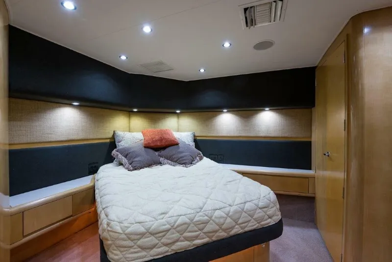 Slide: The Image of Hatteras 60 SALT RUSH - Master Stateroom 2000 Hatteras 60 SALT RUSH - 7867246