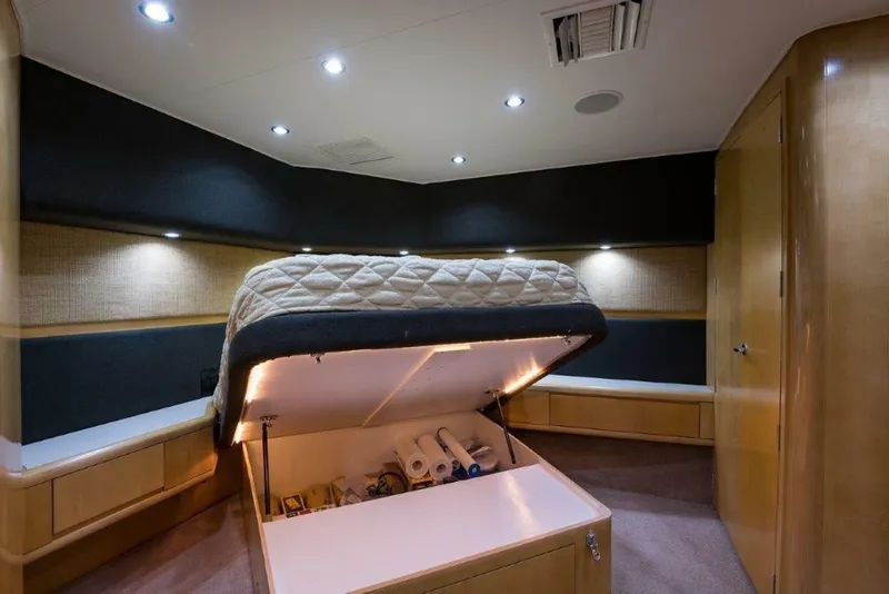 Slide: The Image of Hatteras 60 SALT RUSH - Master Stateroom 2000 Hatteras 60 SALT RUSH - 7867248