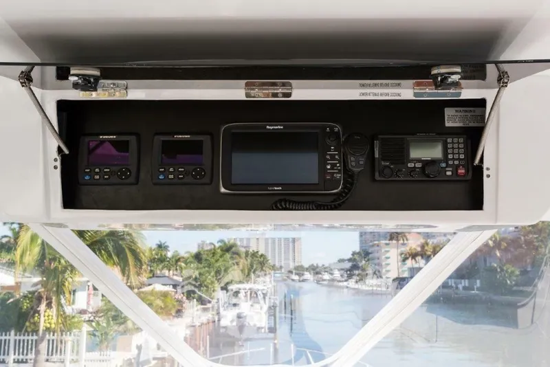 Slide: The Image of Hatteras 60 SALT RUSH - Flybridge/Helm 2000 Hatteras 60 SALT RUSH - 7867221