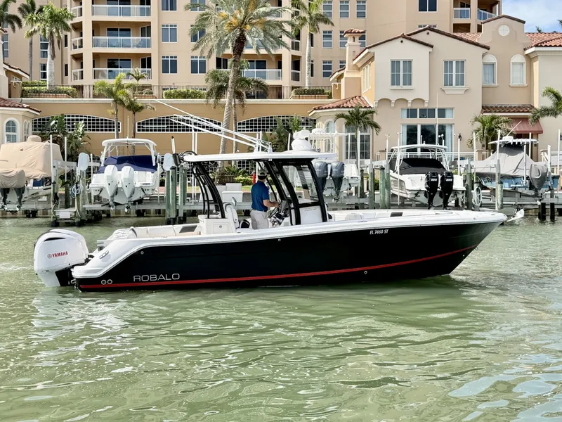 Slide: The Image of Robalo R302 Center Console 2021 - 6077225
