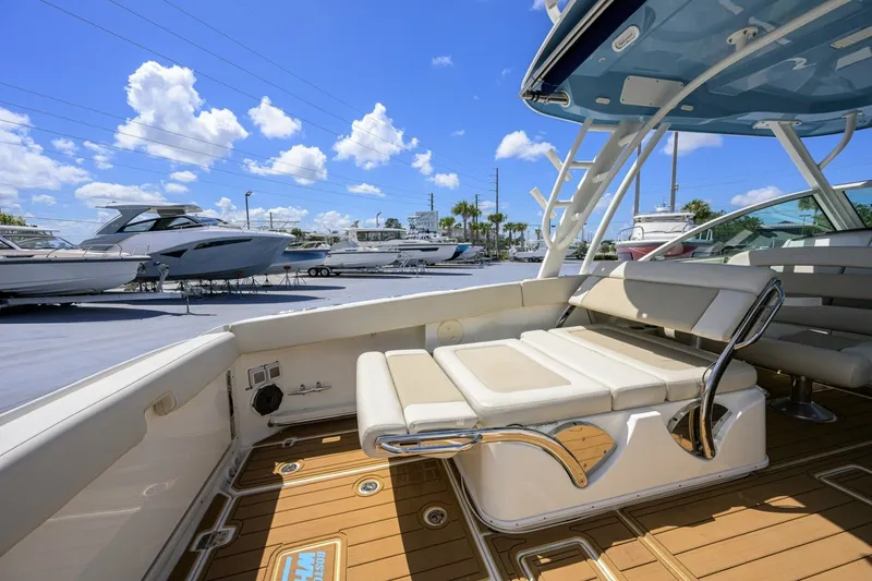 Slide: The Image of Boston Whaler 32 - Veronica 2023 Boston Whaler 32 Vantage - Veronica - 7655266