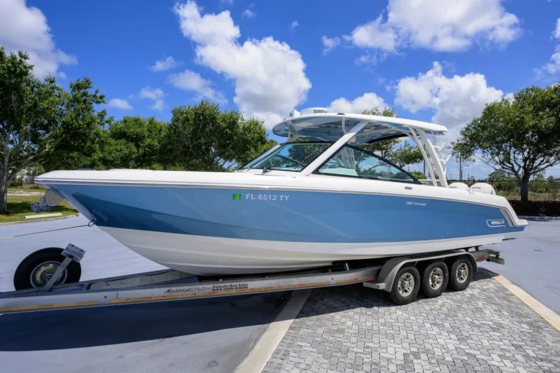 Slide: The Image of Boston Whaler 32 - Veronica 2023 Boston Whaler 32 Vantage - Veronica - 7655244