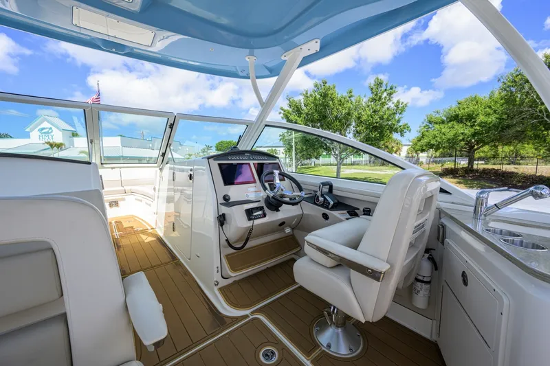 Slide: The Image of Boston Whaler 32 - Veronica 2023 Boston Whaler 32 Vantage - Veronica - 7655277