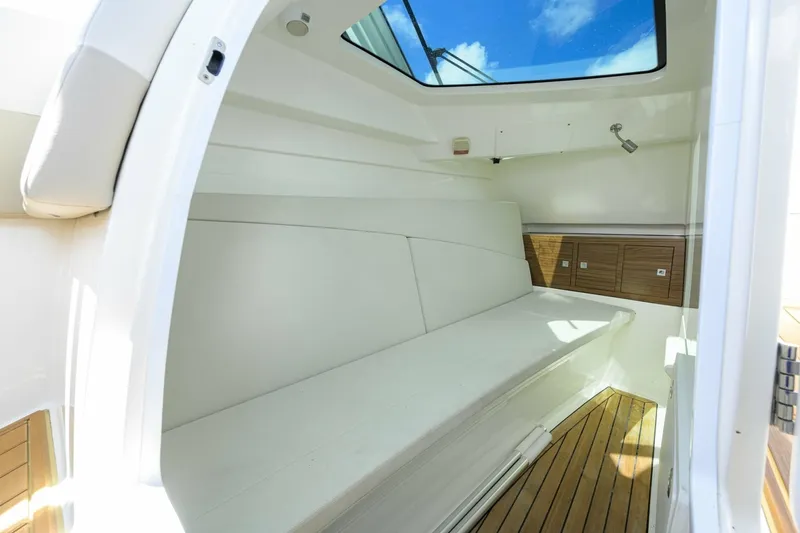 Slide: The Image of Boston Whaler 32 - Veronica 2023 Boston Whaler 32 Vantage - Veronica - 7655282