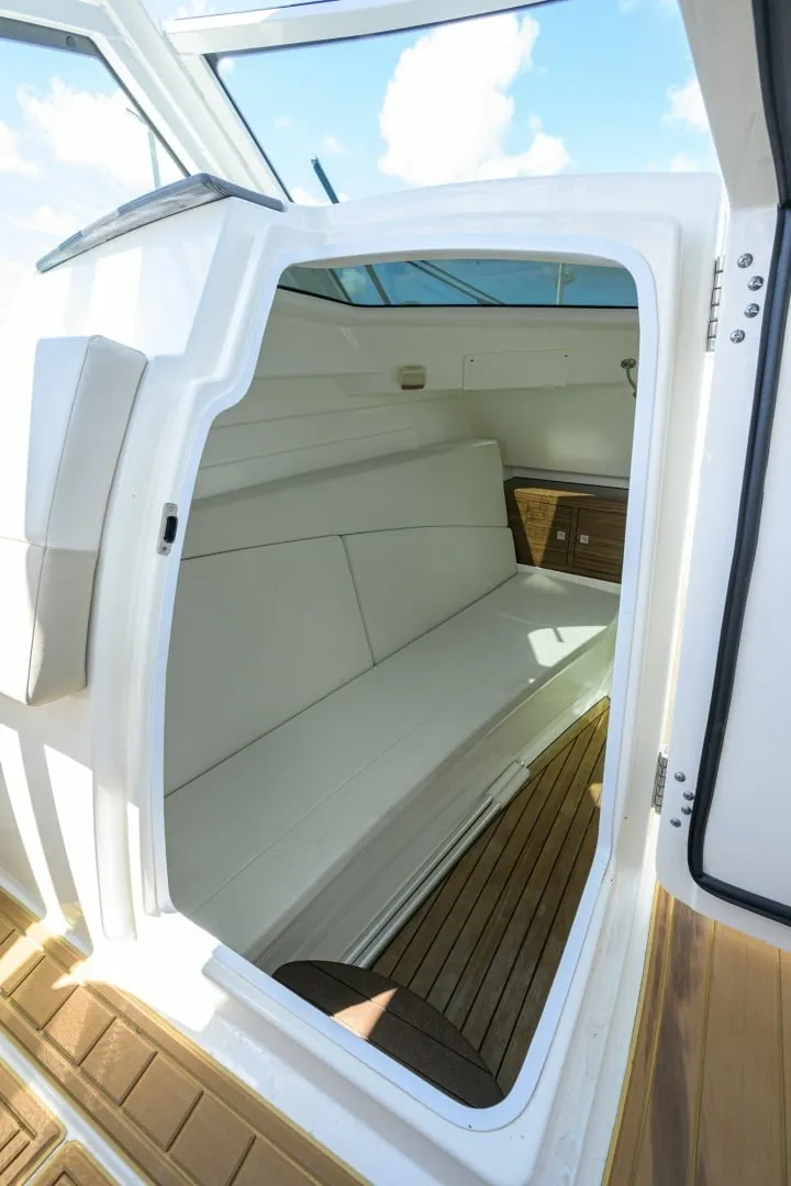 Slide: The Image of Boston Whaler 32 - Veronica 2023 Boston Whaler 32 Vantage - Veronica - 7655281