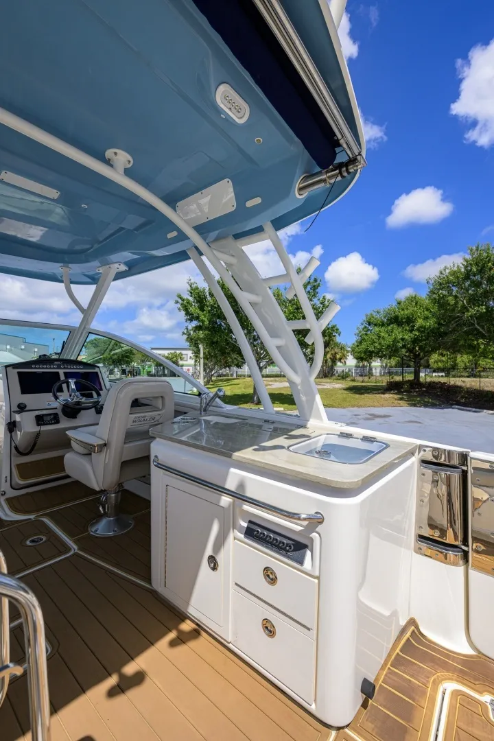 Slide: The Image of Boston Whaler 32 - Veronica 2023 Boston Whaler 32 Vantage - Veronica - 7655271