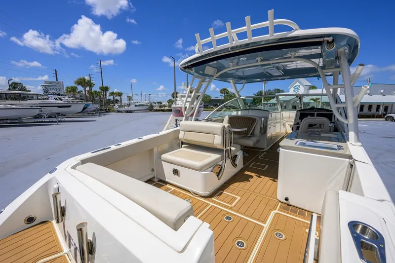 Slide: The Image of Boston Whaler 32 - Veronica 2023 Boston Whaler 32 Vantage - Veronica - 7655255