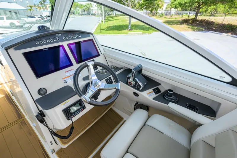 Slide: The Image of Boston Whaler 32 - Veronica 2023 Boston Whaler 32 Vantage - Veronica - 7655280