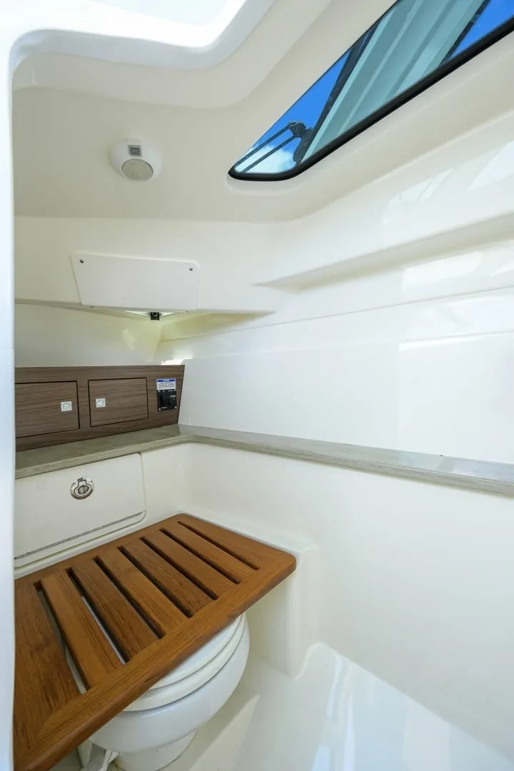 Slide: The Image of Boston Whaler 32 - Veronica 2023 Boston Whaler 32 Vantage - Veronica - 7655285