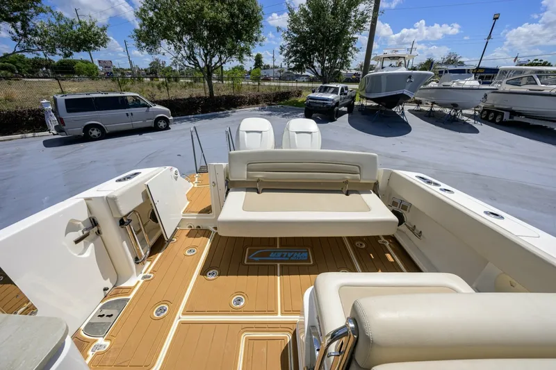 Slide: The Image of Boston Whaler 32 - Veronica 2023 Boston Whaler 32 Vantage - Veronica - 7655260