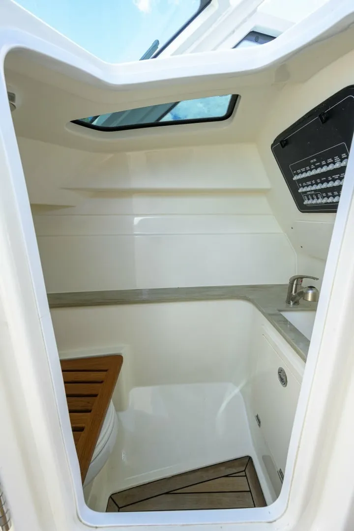 Slide: The Image of Boston Whaler 32 - Veronica 2023 Boston Whaler 32 Vantage - Veronica - 7655283