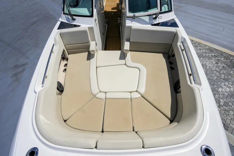 Slide: The Image of Boston Whaler 32 - Veronica 2023 Boston Whaler 32 Vantage - Veronica - 7655292