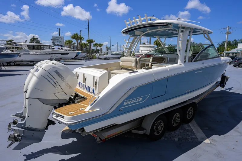 Slide: The Image of Boston Whaler 32 - Veronica 2023 Boston Whaler 32 Vantage - Veronica - 7655250
