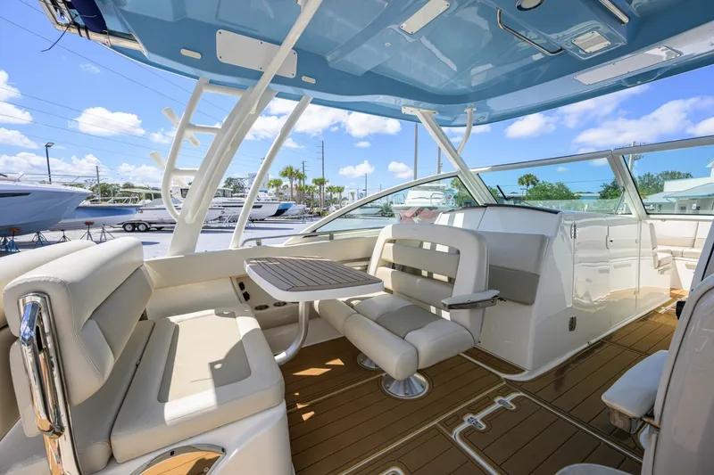 Slide: The Image of Boston Whaler 32 - Veronica 2023 Boston Whaler 32 Vantage - Veronica - 7655274