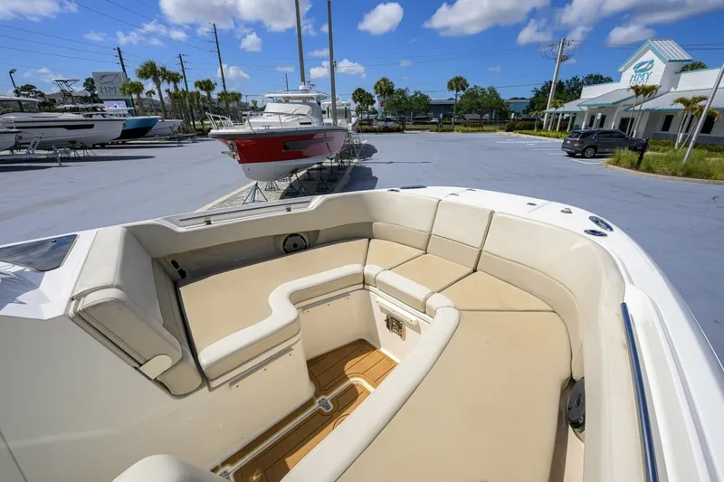 Slide: The Image of Boston Whaler 32 - Veronica 2023 Boston Whaler 32 Vantage - Veronica - 7655288