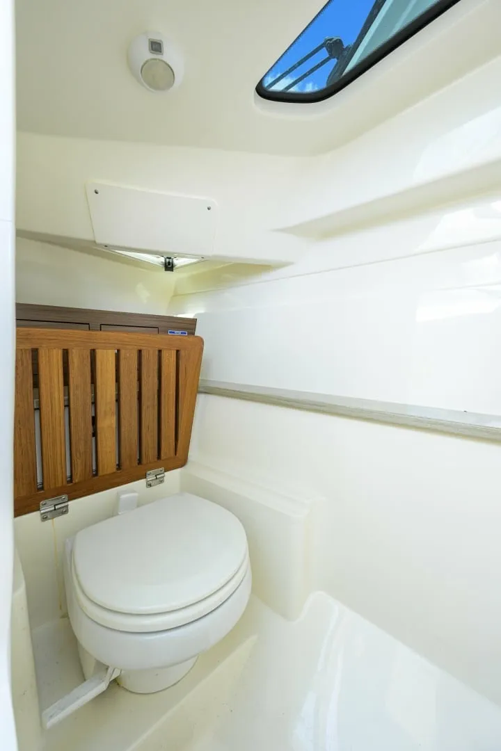 Slide: The Image of Boston Whaler 32 - Veronica 2023 Boston Whaler 32 Vantage - Veronica - 7655286