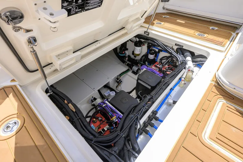 Slide: The Image of Boston Whaler 32 - Veronica 2023 Boston Whaler 32 Vantage - Veronica - 7655262