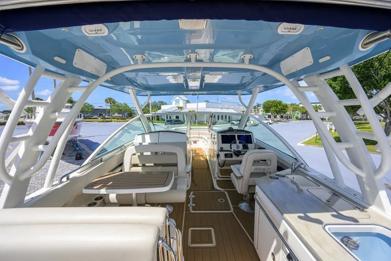 Slide: The Image of Boston Whaler 32 - Veronica 2023 Boston Whaler 32 Vantage - Veronica - 7655270