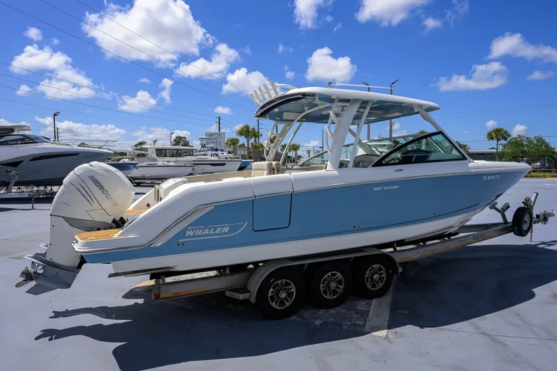 Slide: The Image of Boston Whaler 32 - Veronica 2023 Boston Whaler 32 Vantage - Veronica - 7655251