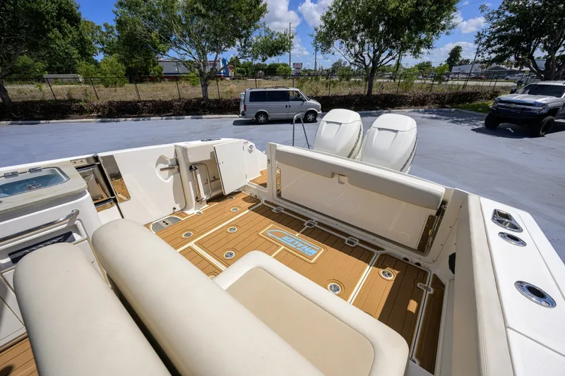 Slide: The Image of Boston Whaler 32 - Veronica 2023 Boston Whaler 32 Vantage - Veronica - 7655258