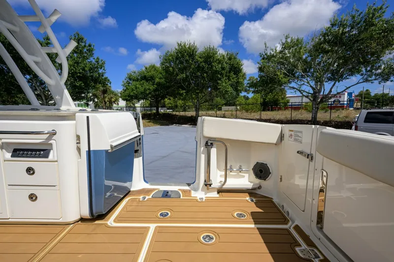Slide: The Image of Boston Whaler 32 - Veronica 2023 Boston Whaler 32 Vantage - Veronica - 7655297