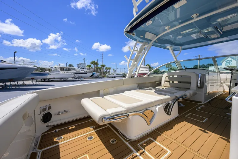 Slide: The Image of Boston Whaler 32 - Veronica 2023 Boston Whaler 32 Vantage - Veronica - 7655267