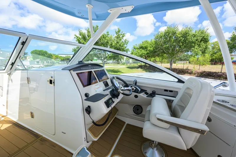 Slide: The Image of Boston Whaler 32 - Veronica 2023 Boston Whaler 32 Vantage - Veronica - 7655278