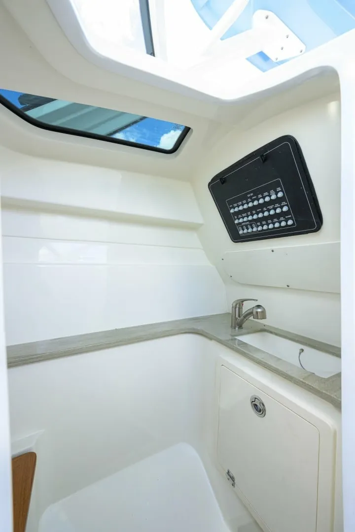 Slide: The Image of Boston Whaler 32 - Veronica 2023 Boston Whaler 32 Vantage - Veronica - 7655284