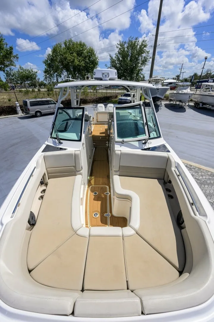 Slide: The Image of Boston Whaler 32 - Veronica 2023 Boston Whaler 32 Vantage - Veronica - 7655290