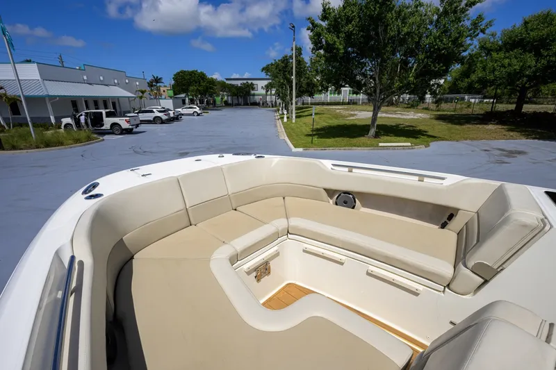 Slide: The Image of Boston Whaler 32 - Veronica 2023 Boston Whaler 32 Vantage - Veronica - 7655289