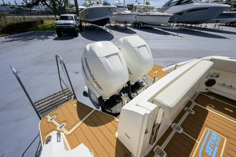 Slide: The Image of Boston Whaler 32 - Veronica 2023 Boston Whaler 32 Vantage - Veronica - 7655294
