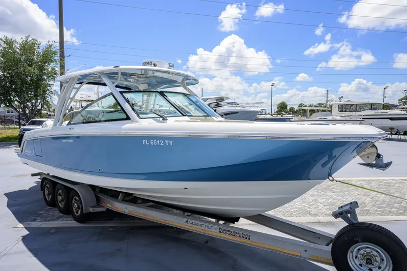 Slide: The Image of Boston Whaler 32 - Veronica 2023 Boston Whaler 32 Vantage - Veronica - 7655254