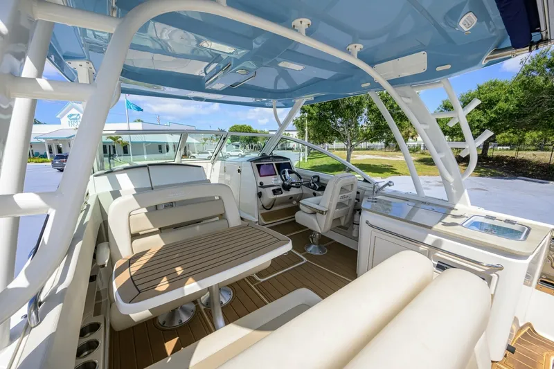 Slide: The Image of Boston Whaler 32 - Veronica 2023 Boston Whaler 32 Vantage - Veronica - 7655275
