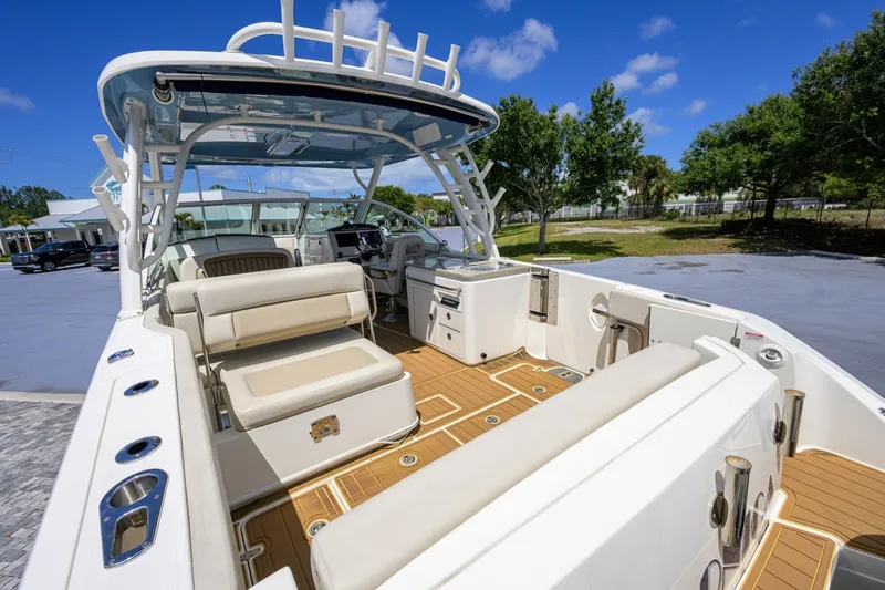 Slide: The Image of Boston Whaler 32 - Veronica 2023 Boston Whaler 32 Vantage - Veronica - 7655257