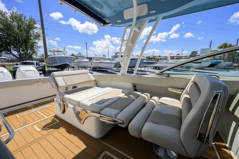 Slide: The Image of Boston Whaler 32 - Veronica 2023 Boston Whaler 32 Vantage - Veronica - 7655269