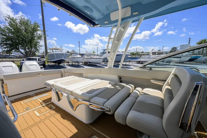 Slide: The Image of Boston Whaler 32 - Veronica 2023 Boston Whaler 32 Vantage - Veronica - 7655268
