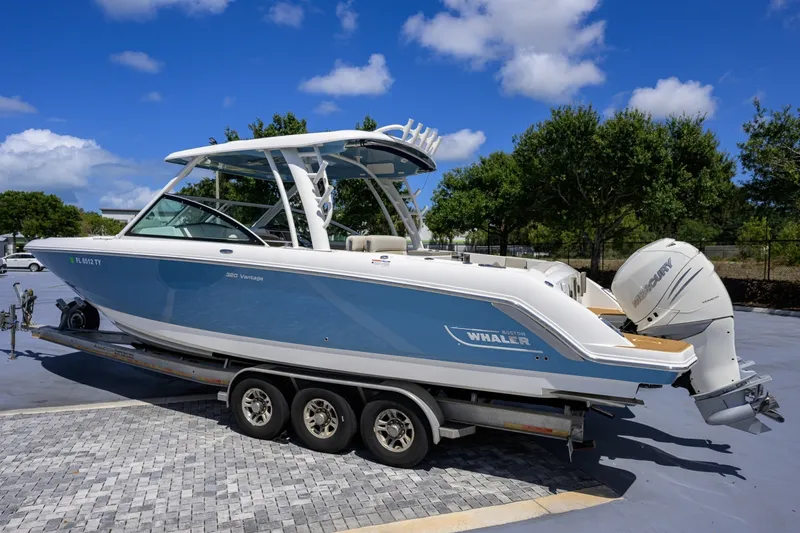 Slide: The Image of Boston Whaler 32 - Veronica 2023 Boston Whaler 32 Vantage - Veronica - 7655246