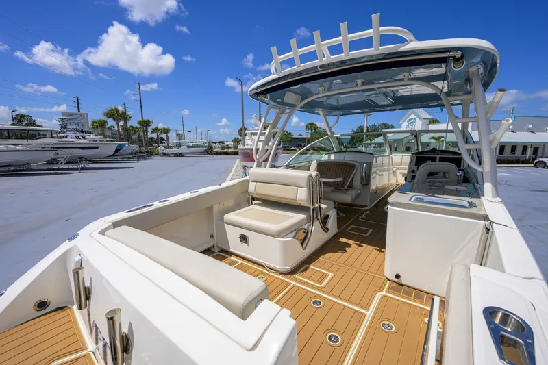 Slide: The Image of Boston Whaler Vantage 2023 - 6075945