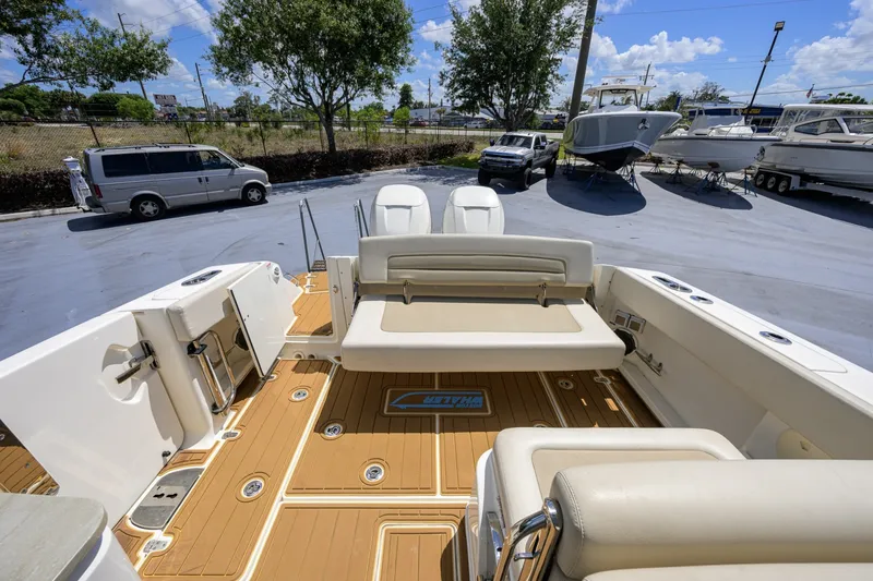 Slide: The Image of Boston Whaler Vantage 2023 - 6075953