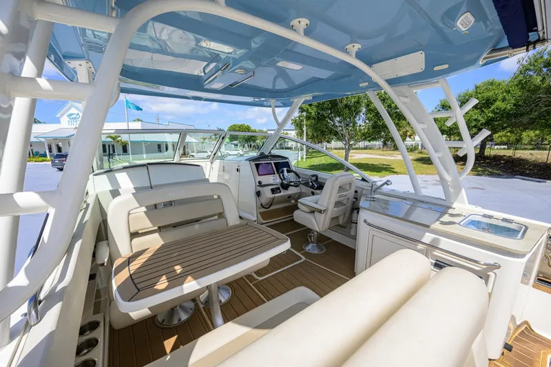 Slide: The Image of Boston Whaler Vantage 2023 - 6075968