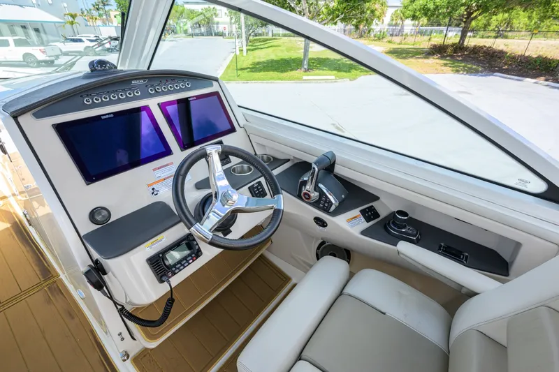 Slide: The Image of Boston Whaler Vantage 2023 - 6075973