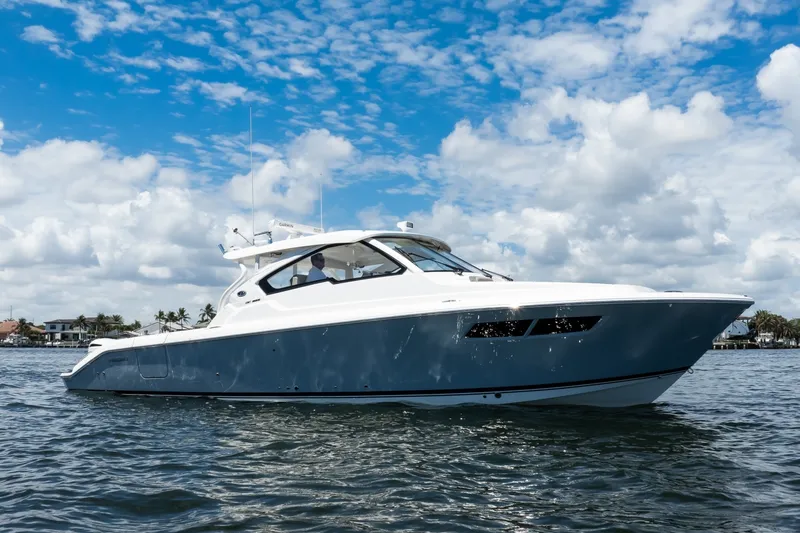 Slide: The Image of Pursuit 37 - Irish Ayes - Profile 2020 Pursuit DC 365 - Irish Ayes - 7866890