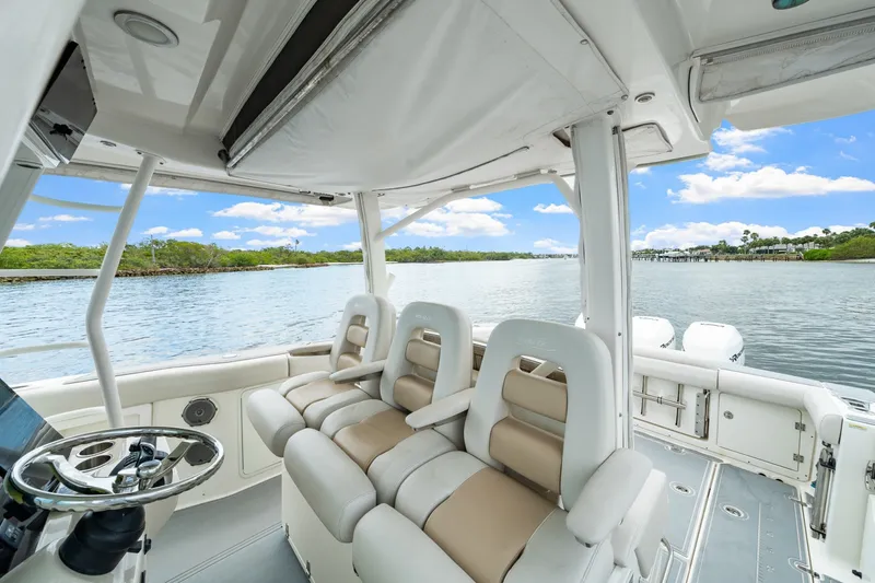 Slide: The Image of Boston Whaler 380 Outrage 2018 - 6076784