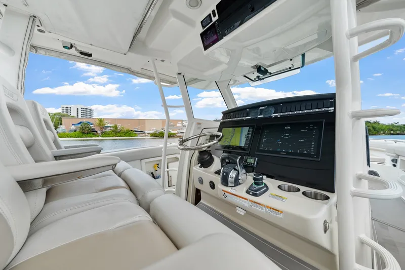 Slide: The Image of Boston Whaler 380 Outrage 2018 - 6076788